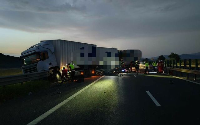 Un șofer a murit în urma unei coliziuni între două TIR-uri, pe A1 Sibiu - Deva
