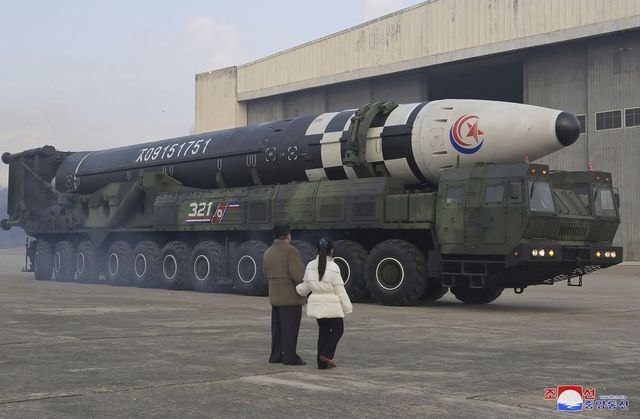 Paradă: Coreea de Nord prezintă cel mai mare număr de rachete nucleare din istorie