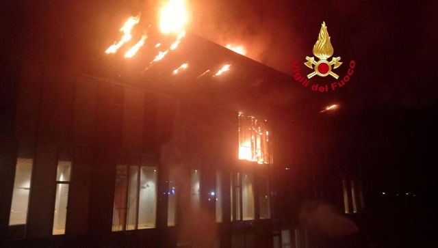 Incendio nella notte al Viola Park, 4 intossicati