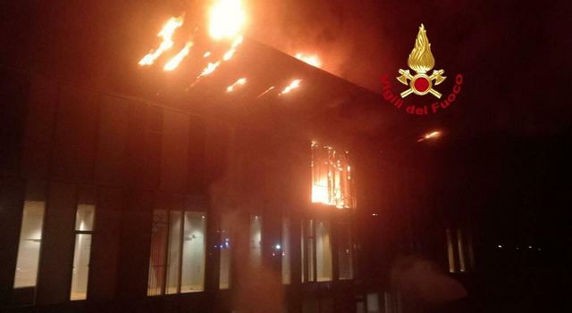 Incendio a Milano, donna di 48 anni si butta dal quinto piano per fuggire e muore