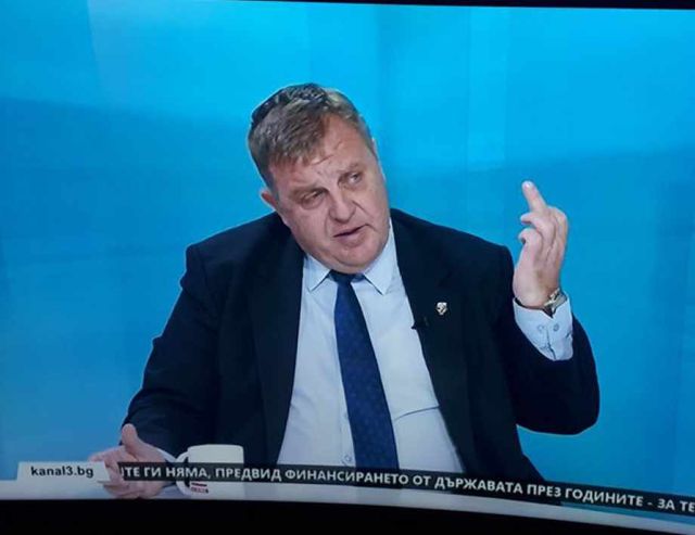 Каракачанов показа среден пръст в тв интервю