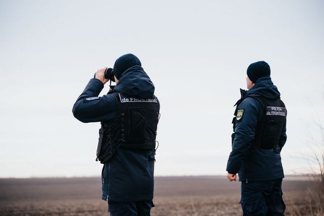 Doi ucraineni care au traversat ilegal hotarul și trei călăuze, reținute și documentate de Poliția de frontieră