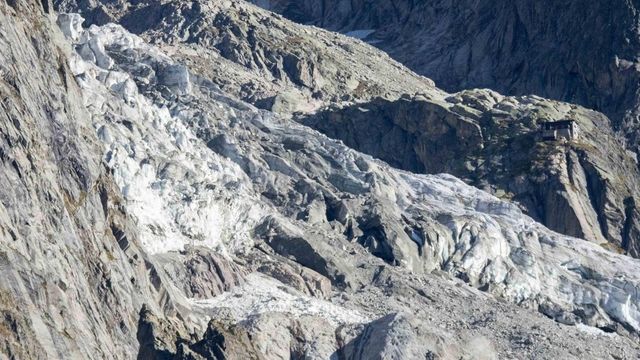 Hétezer éves gleccser olvadt el Svájcban, extrém mennyiségű jeget veszítettek idén nyáron