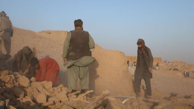 Cel puțin 14 morți și zeci de răniți în urma unui cutremur de 6,3 grade care a avut loc în vestul Afganistanului