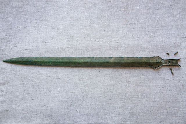 Bronzový meč z východních Čech je starý přes 3000 let