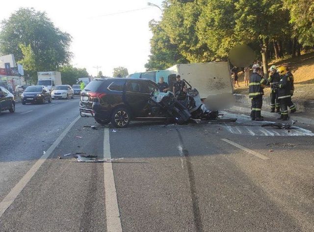 Chișinău: Doi adolescenți au ajuns la spital, după ce mașina în care se aflau s-a ciocnit cu un camion