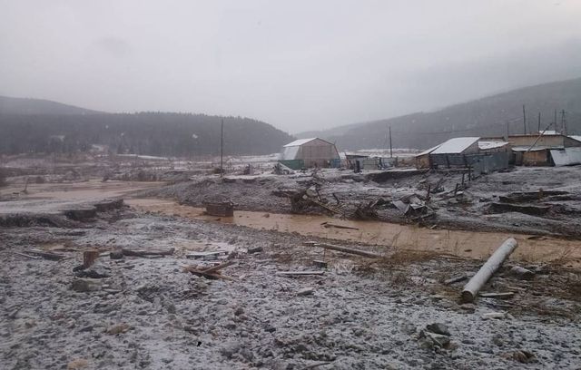 Cel puțin 15 morți după ce a cedat barajul unei exploatări aurifere din Siberia
