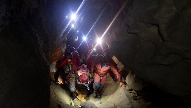 Sérült túrázó rekedt a Mátyás-hegyi barlangban