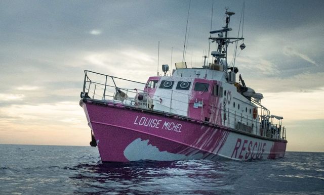 La nave di soccorso per i migranti finanziata da Banksy, la Louise Michel ha già salvato 89 persone