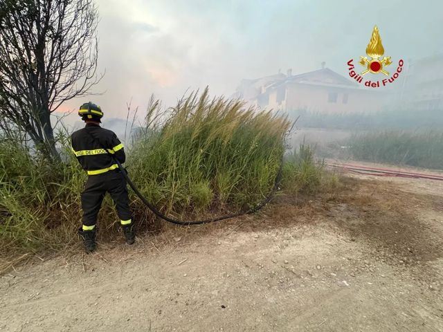 Stop ai treni a Grosseto per incendio, evacuato un albergo
