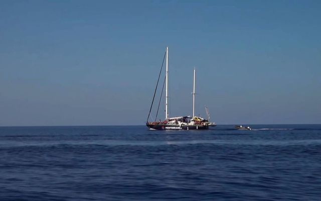 O navă cu migranți, pe insula Lampedusa