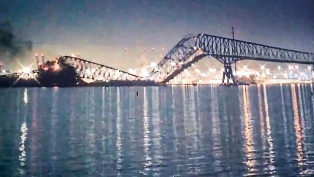 Usa: nave cargo urta ponte a Baltimora e lo fa crollare, auto in acqua