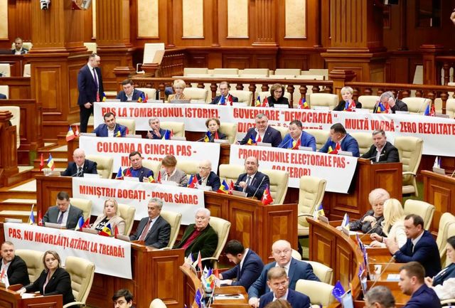 „PAS, nu miorlăiți! La tomberonul istoriei”: BCS a venit cu pancarte la ședința Parlamentului