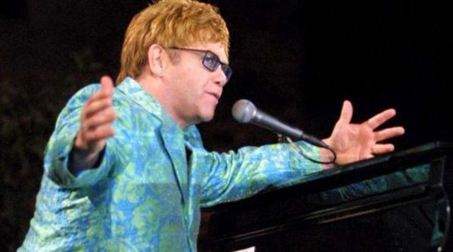 Il governo britannico pubblica online per errore l’indirizzo di oltre mille vip, tra cui Elton John