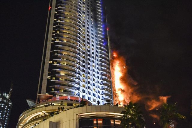 Fiamme in un edificio di 67 piani a Dubai, 3.800 evacuati