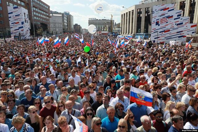 На митинг-концерт в честь российского флага, куда сгоняли бюджетников, не пустили активистов ”Бессрочного протеста”