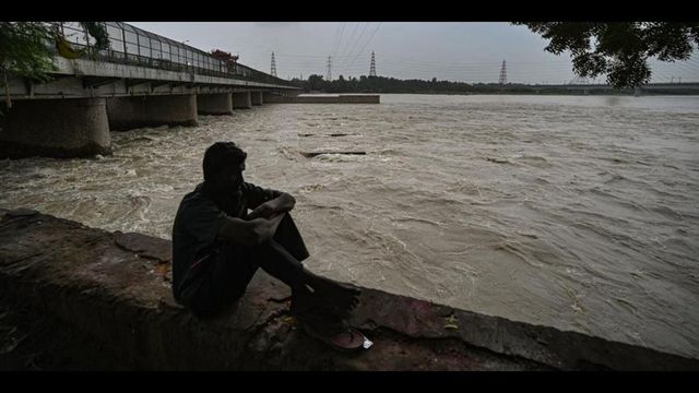 Yamuna crosses warning mark in Delhi, alert for flood-like situation