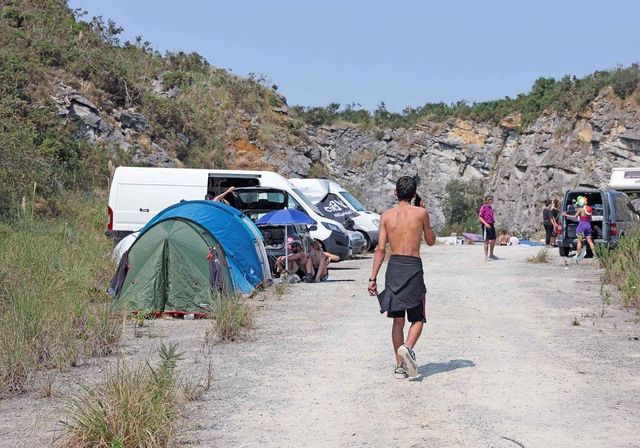 «España ardiendo y sin medios y aquí nos reunimos 200 personas de buen rollo y traen hasta helicópteros»