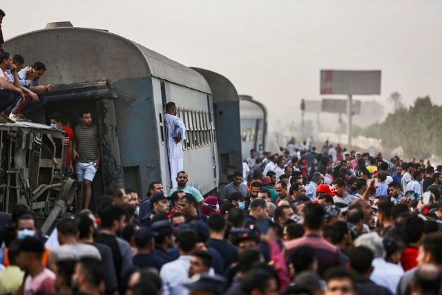 Deraglia treno carico di passeggeri in Egitto, almeno 30 morti e decine di feriti