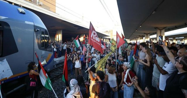 Centinaia di pro Pal bloccano treni in stazione a Pisa