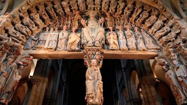 El Supremo obliga a la familia Franco a devolver dos esculturas del Pórtico de la Gloria
