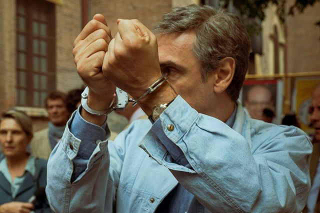 Tortora nel giorno dell'arresto, le prime immagini dell'attesa serie di Bellocchio