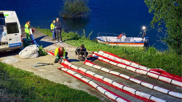 Un helicóptero de Bomberos de Asturias se hunde en un pantano al enredarse en unos cables