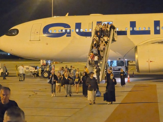 Cetățeni români, evacuați din zona de conflict