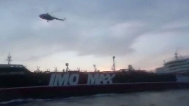 Posádka zadrženého tankeru je v pořádku, Británie zvažuje sankce