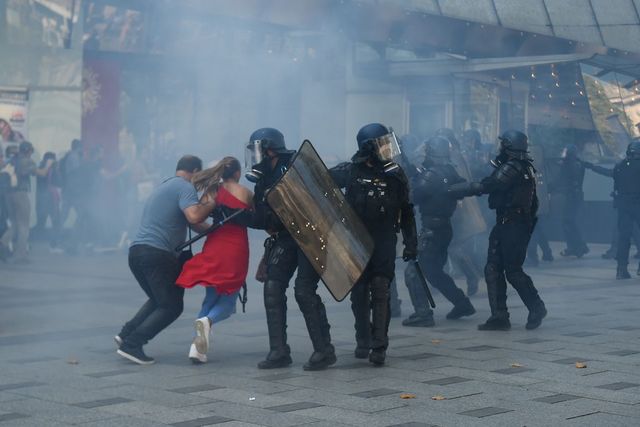 Újabb rendőri erőszak Párizsban, könnygázzal támadtak a tüntetőkre
