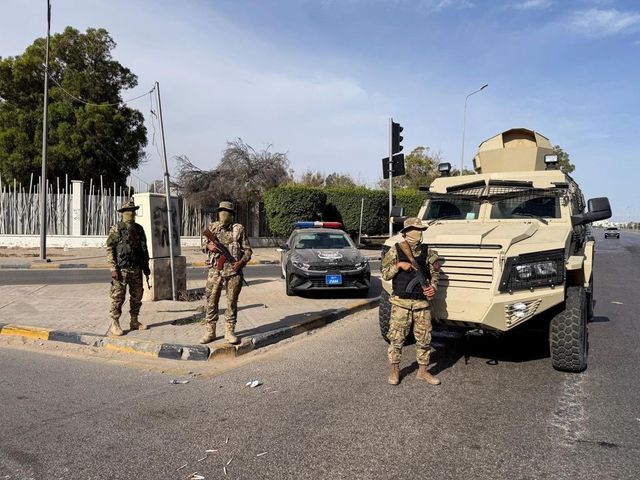 Nueve españoles retenidos en un hotel de Trípoli debido a los combates entre guerrillas