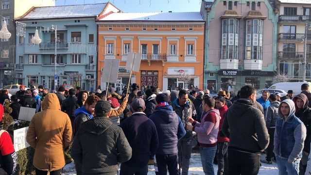 Romii din Mureș protestează și cer demisia primarului din Târgu Mureș după declarațiile acestuia privind copiii