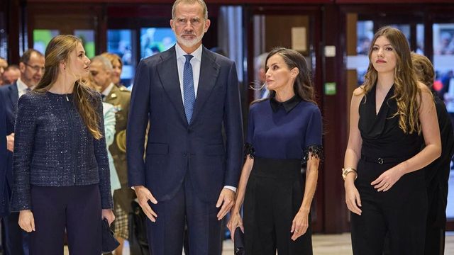 Oviedo recibe a la Familia Real entre gaitas y aplausos la víspera de los Premios Princesa de Asturias