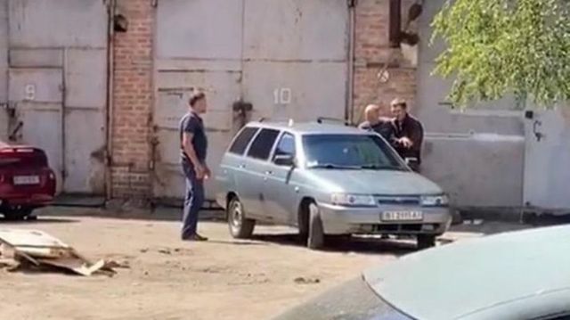 В Полтаве мужчина с гранатой взял в заложники полицейского