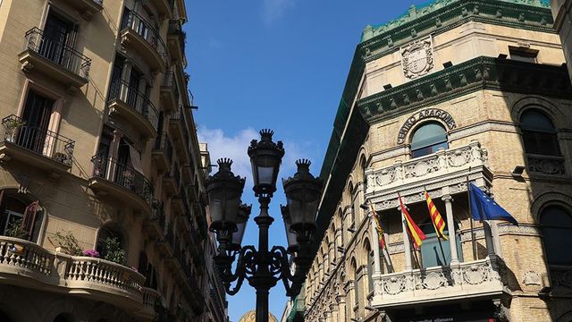Бездомные и мигранты начали захватывать дома россиян в Испании