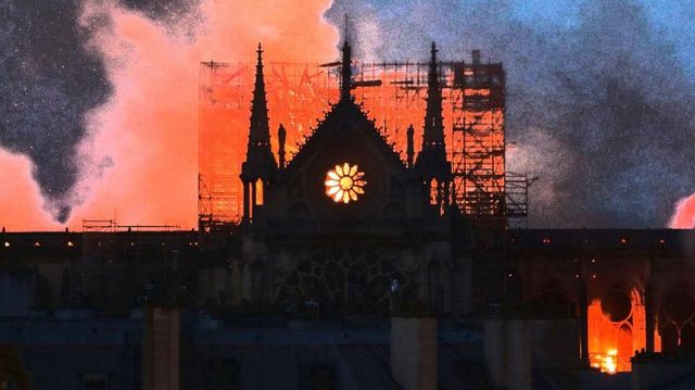 Prima slujbă în Catedrala Notre Dame a fost oficiată de preoți cu căști de protecție pe cap