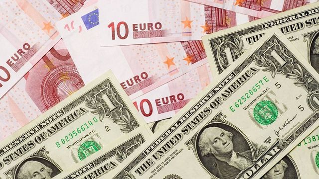 Leul moldovenesc pierde teren în fața dolarului și euro