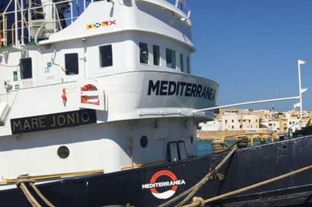 Migranti, spari da guardia costiera libica contro nave Mare Jonio