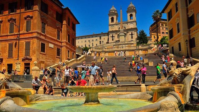 Reguli noi pentru turiștii care vizitează Roma