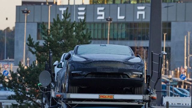 Jelentős elbocsátásokra készül a Tesla