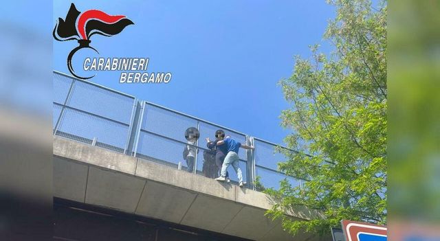 Carabiniere salva una donna che stava per buttarsi nel vuoto