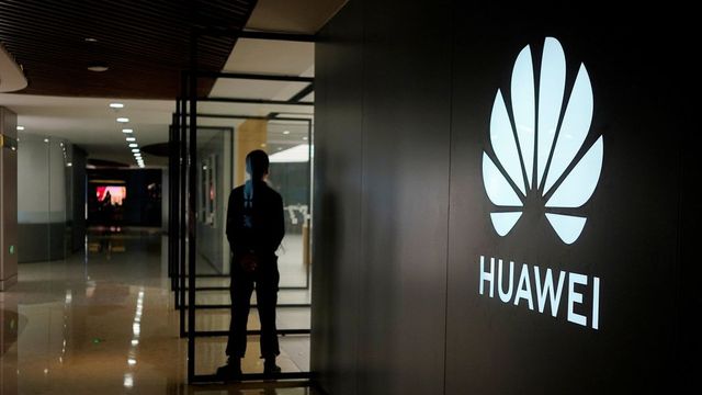Trump odmítá obchodovat s Huawei, jeho ministerstvo chce ale firmě prodloužit licenci