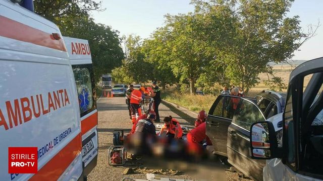 Accident între un autocar și un autoturism, în Botoșani. Sunt implicate 15 persoane, dintre care patru ar fi încarcerate