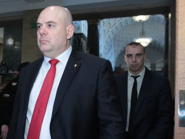 Гешев сезира институции за трудности при екстрадицията на Цветан Василев