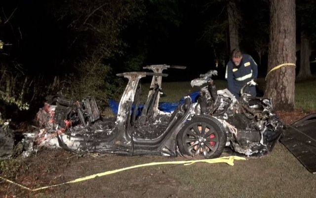 Doi bărbați din Texas au murit după ce mașina lor Tesla, pe pilot automat, a lovit un copac și a fost cuprinsă de flăcări