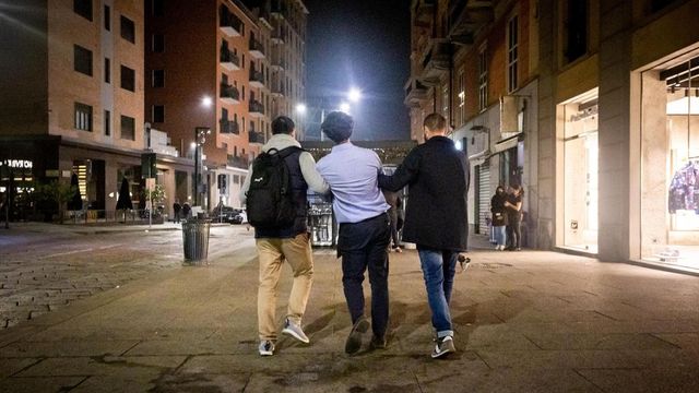 Milano, rissa con coltelli in corso Como: arrestati 3 minorenni per tentato omicidio