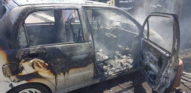 Fetiță de 10 ani, arsă în urma unui incendiu izbucnit într-un autoturism