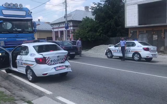 Trei mașini noi de poliție s-au ciocnit în timp ce încercau să depășească o coloană