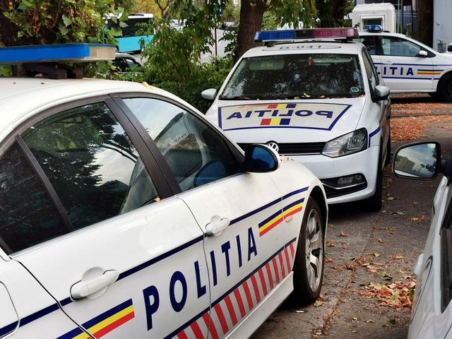 11 bărbați, membri ai două clanuri rivale care s-au bătut pe stradă, în Ploiești, cu bâte, macete, săbii și topoare, au fost reținuți