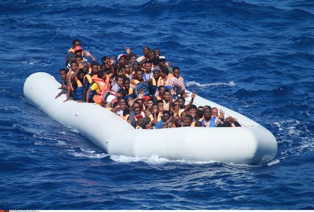 Barcone con 68 migranti in pericolo, a bordo ci sono anche molti bambini